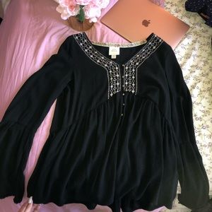 Cute af blouse that doesn’t fit me